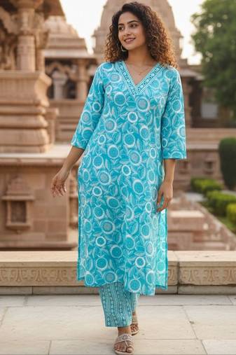 Women Floral Printed Regular Kurta with Trousers & With Dupatta