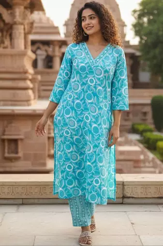 Women Floral Printed Regular Kurta with Trousers & With Dupatta
