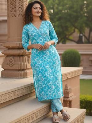 Women Floral Printed Regular Kurta with Trousers & With Dupatta 3