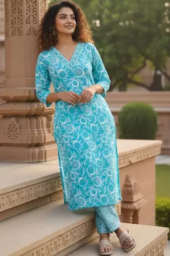 Women Floral Printed Regular Kurta with Trousers & With Dupatta