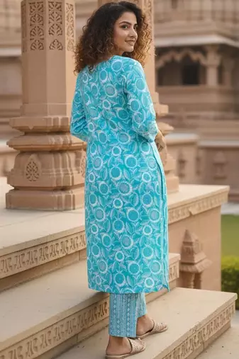 Women Floral Printed Regular Kurta with Trousers & With Dupatta