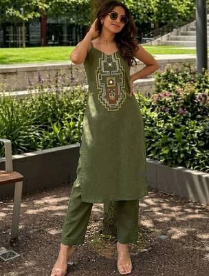Women Ethnic Motifs Embroidered Regular Thread Work Kurta with Trousers 1