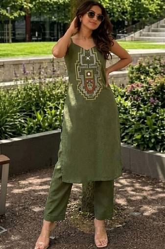 Women Ethnic Motifs Embroidered Regular Thread Work Kurta with Trousers