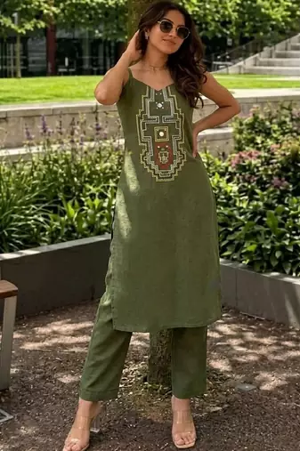Women Ethnic Motifs Embroidered Regular Thread Work Kurta with Trousers
