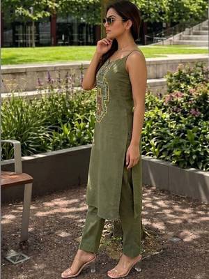 Women Ethnic Motifs Embroidered Regular Thread Work Kurta with Trousers 2