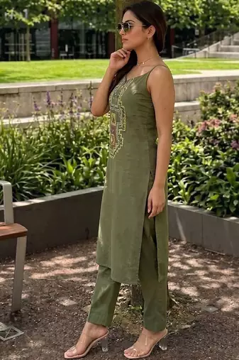 Women Ethnic Motifs Embroidered Regular Thread Work Kurta with Trousers