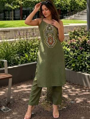 Women Ethnic Motifs Embroidered Regular Thread Work Kurta with Trousers 4