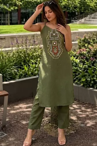 Women Ethnic Motifs Embroidered Regular Thread Work Kurta with Trousers