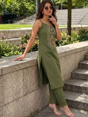 Women Ethnic Motifs Embroidered Regular Thread Work Kurta with Trousers 5