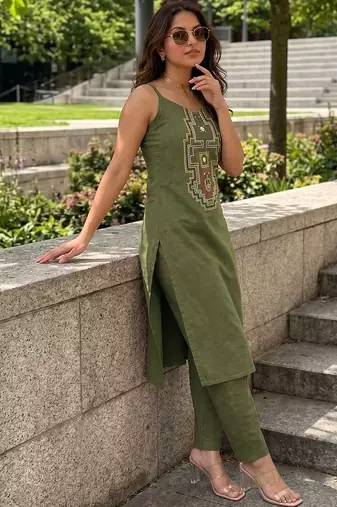 Women Ethnic Motifs Embroidered Regular Thread Work Kurta with Trousers