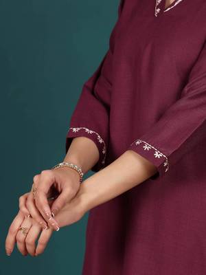 Women Embroidered Regular Thread Work Kurta with Trousers 3