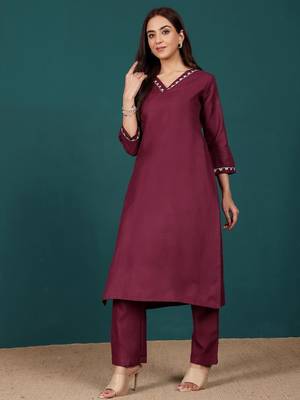 Women Embroidered Regular Thread Work Kurta with Trousers 4