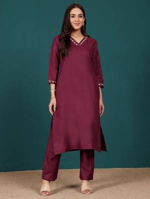 Women Embroidered Regular Thread Work Kurta with Trousers 7