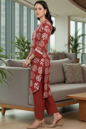 Women Printed Regular Kurta with Trousers
