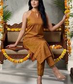 Women Printed Regular Kurta with Trousers
