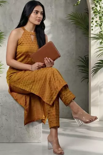 Women Printed Regular Kurta with Trousers