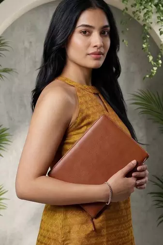 Women Printed Regular Kurta with Trousers