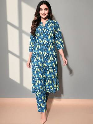 Women Floral Printed Regular Kurta with Trousers 1