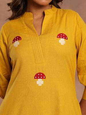 Women Ethnic Motifs Embroidered Regular Thread Work Kurta with Trousers 3