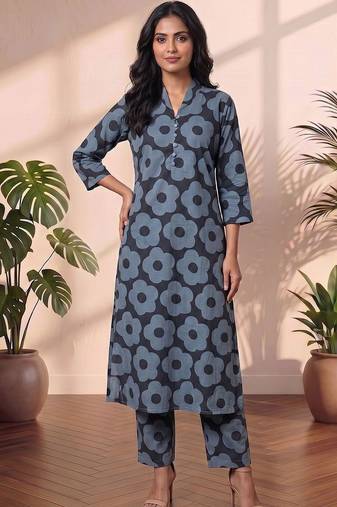 Women Floral Printed Regular cotton Kurta with Trousers