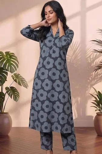 Women Floral Printed Regular cotton Kurta with Trousers