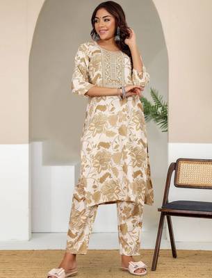 Women Floral Printed Kurta with Trousers 1