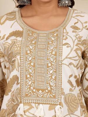 Women Floral Printed Kurta with Trousers 2