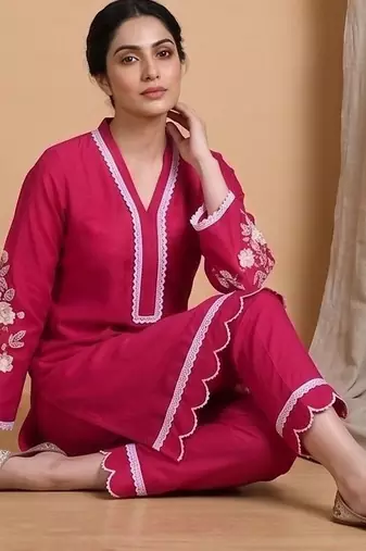 Women Floral Embroidered Regular Thread Work Kurta with Trousers & With Dupatta