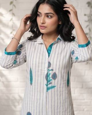 Women Striped Regular Kurta with Trousers 2