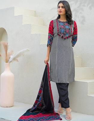 Women Printed Regular Kurta with Trousers & With Dupatta 1