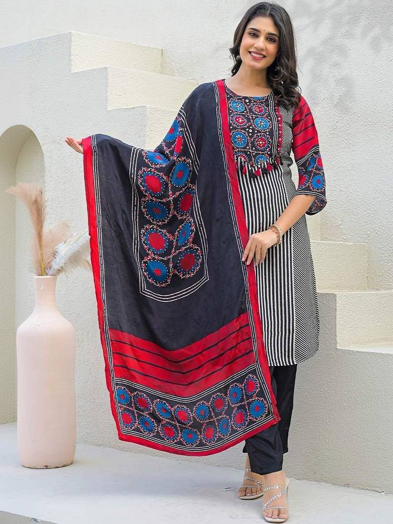 Women Printed Regular Kurta with Trousers & With Dupatta