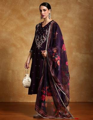 Women Floral Embroidered Regular Kurta with Trousers & With Dupatta 5