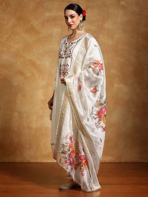 Women Floral Embroidered Regular Thread Work Kurta with Trousers & With Dupatta 3