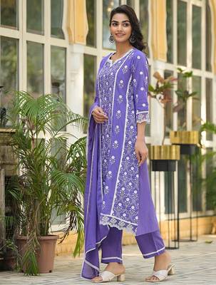 Floral Embroidered Notch Neck Pure Cotton Kurta With Trousers & Dupatta 4