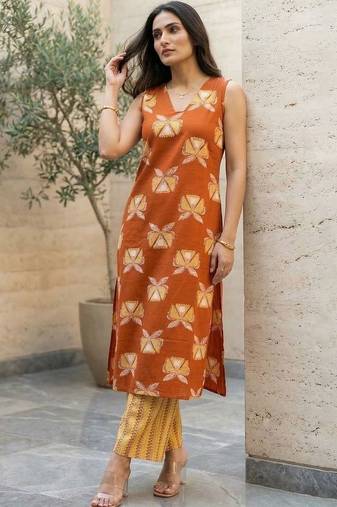 Women Floral Printed Regular Kurta with Trousers
