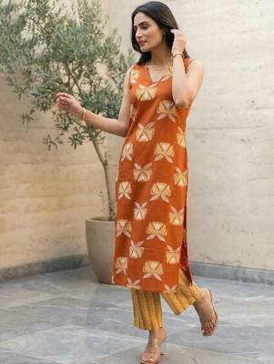 Women Floral Printed Regular Kurta with Trousers 2