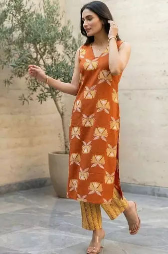 Women Floral Printed Regular Kurta with Trousers