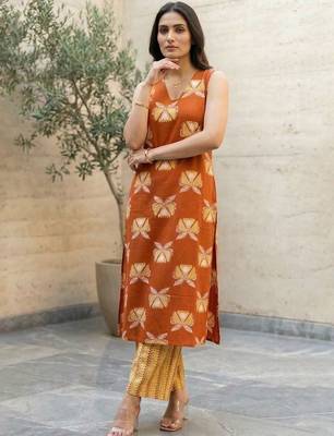 Women Floral Printed Regular Kurta with Trousers 3