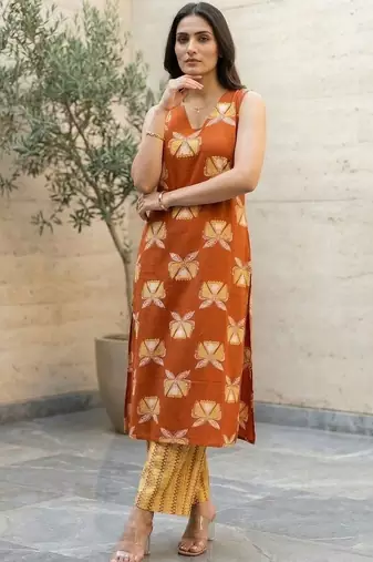 Women Floral Printed Regular Kurta with Trousers