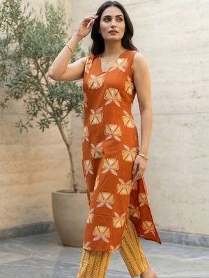 Women Floral Printed Regular Kurta with Trousers 4