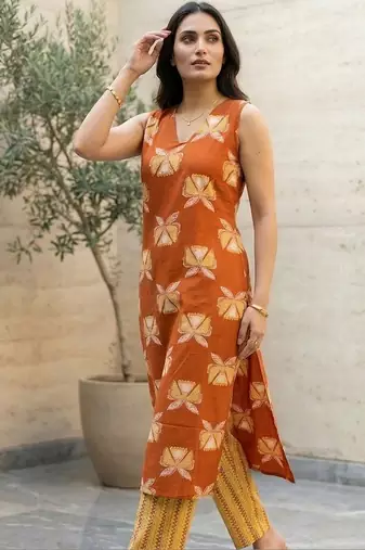 Women Floral Printed Regular Kurta with Trousers