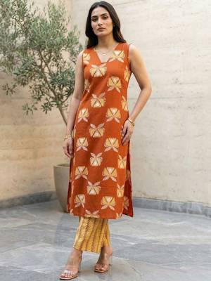 Women Floral Printed Regular Kurta with Trousers 6