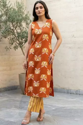 Women Floral Printed Regular Kurta with Trousers