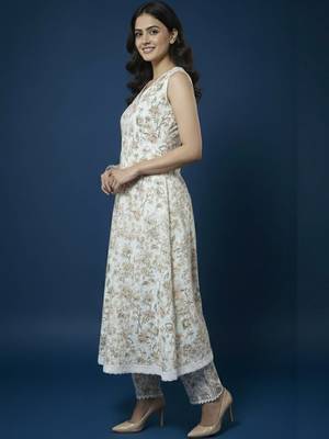 Women Floral Printed Regular Kurta with Trousers 3