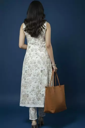 Women Floral Printed Regular Kurta with Trousers
