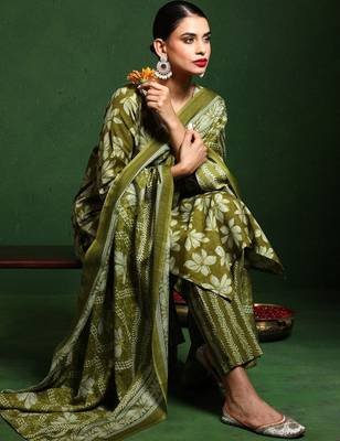 Floral Printed V-Neck Straight Kurta With Trousers And Dupatta 3