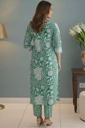 Women Floral Printed Regular Kurta with Trousers & With Dupatta
