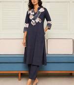 Women Printed Regular Kurta with Trousers