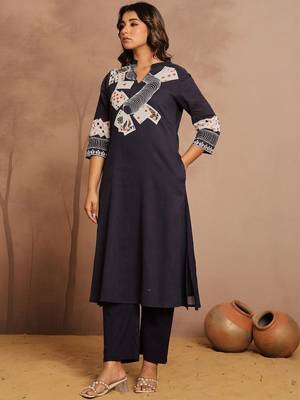 Women Printed Regular Kurta with Trousers 4