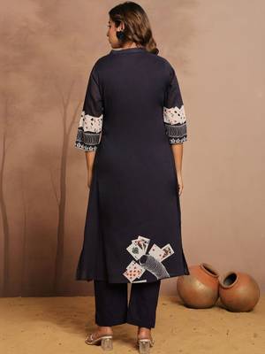 Women Printed Regular Kurta with Trousers 5